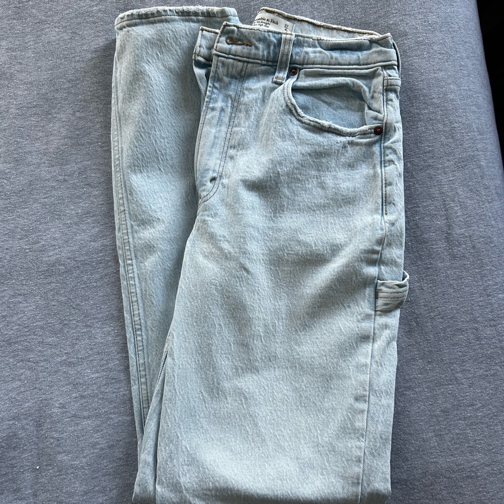 Abercrombie 90s Straight Ultra High Rise Light Wash Carpenter Jean